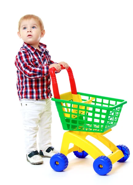 Sehr kleiner Junge rollt einen Spielzeuglaster. — Stockfoto