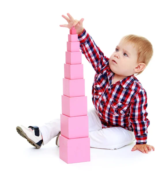 Kleine jongen zet kubussen. — Stockfoto