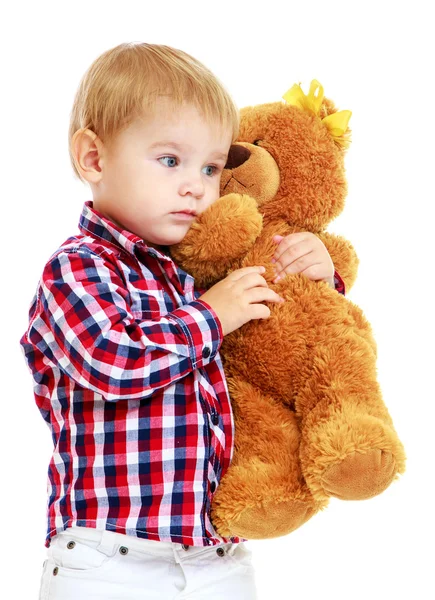 Küçük çocuk anaokulu oyuncak ayı ile oynuyor. — Stok fotoğraf