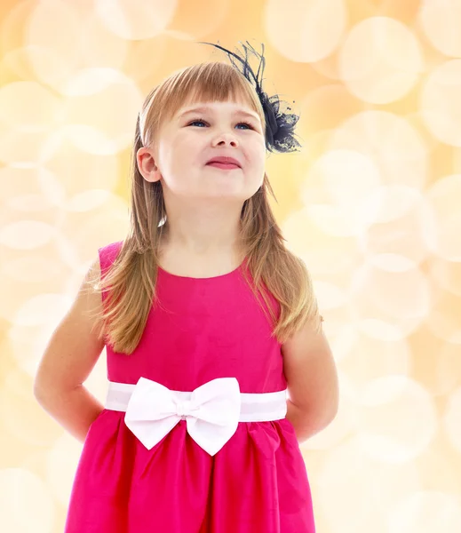 Pembe elbiseli çekici küçük kız — Stok fotoğraf