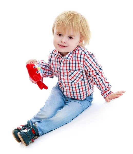 Malý chlapec sedící na podlaze . — Stock fotografie