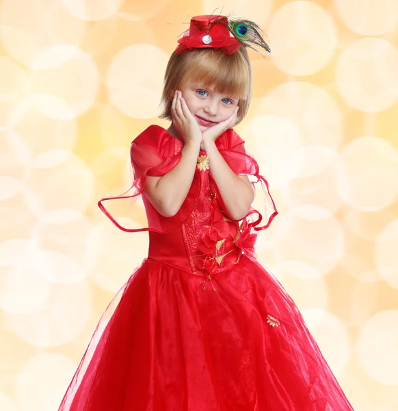 Menina na moda em um vestido vermelho brilhante  . — Fotografia de Stock