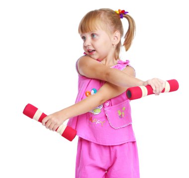 Pembe elbiseli küçük kız.