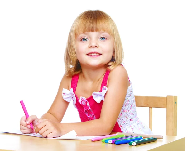 Kleines Mädchen zeichnet. — Stockfoto