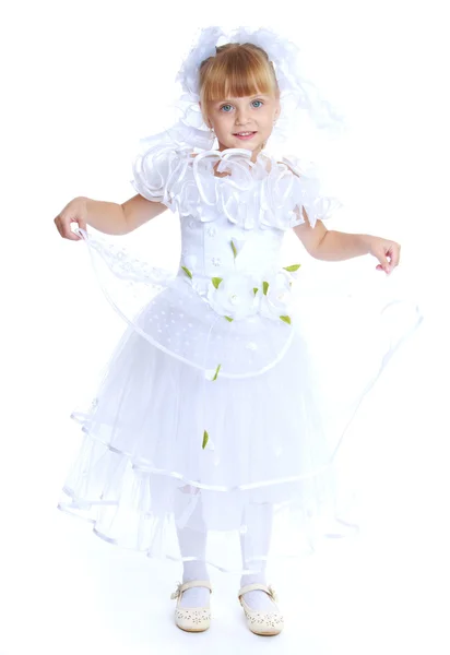 Menina encantadora em vestido branco . — Fotografia de Stock