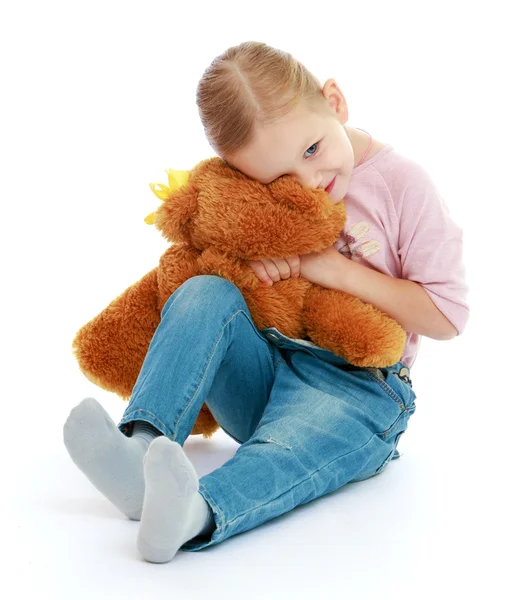 Küçük kız bir oyuncak ayı sarılma. — Stok fotoğraf