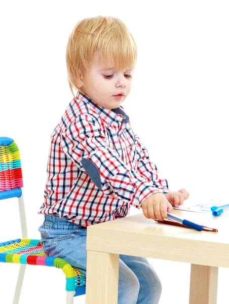 Маленький мальчик рисует ручки с войлочными кончиками . — стоковое фото