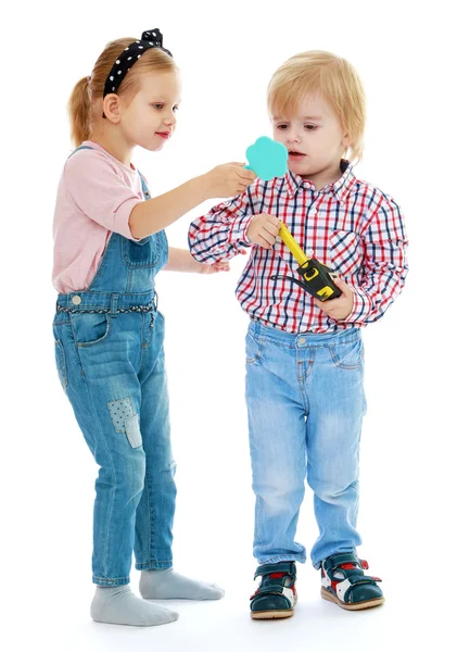 Menina e menino olhando no espelho . — Fotografia de Stock