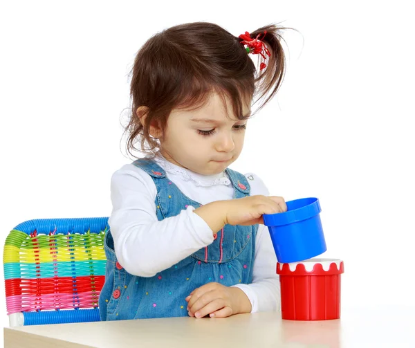 Kleines Mädchen beim Spielen — Stockfoto