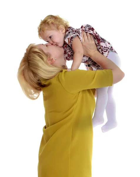 Mutter küsst Tochter. — Stockfoto