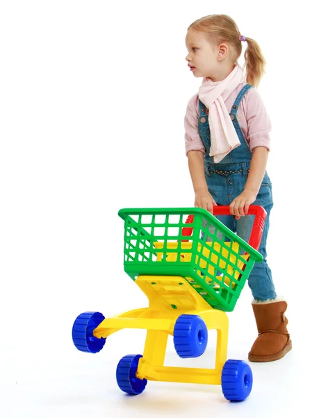 Charmant klein meisje met een vrachtwagen speelgoed. — Stockfoto