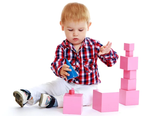 Kleiner Junge beim Spielen — Stockfoto