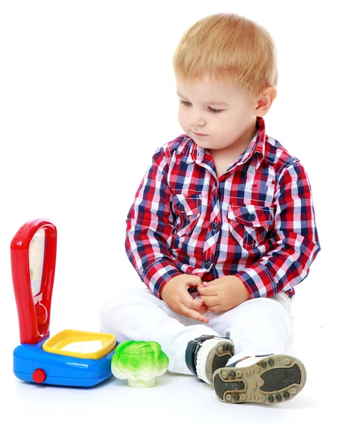 Kleiner Junge beim Spielen — Stockfoto