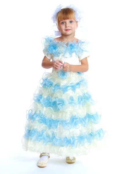 Γοητευτικό κορίτσι σε λευκό και μπλε φόρεμα. — Φωτογραφία Αρχείου