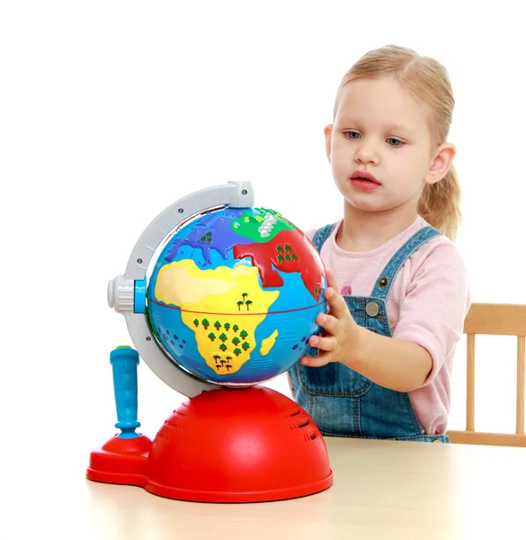 Kleines Mädchen sitzt am Tisch — Stockfoto