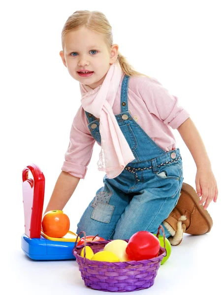 Mała dziewczynka gry sklep — Zdjęcie stockowe