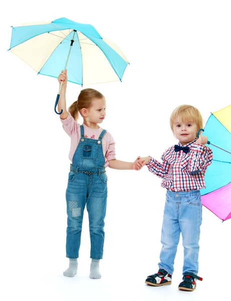 Jongen met een meisje permanent — Stockfoto