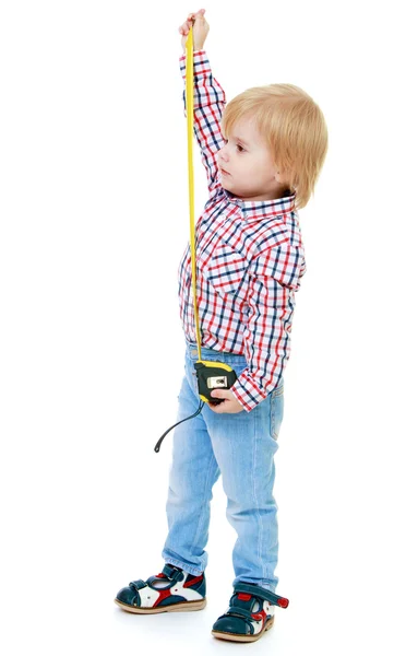 Kleine jongen met een meetlint. — Stockfoto