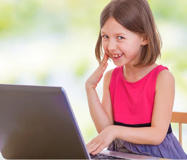 Chica con un ordenador — Foto de Stock