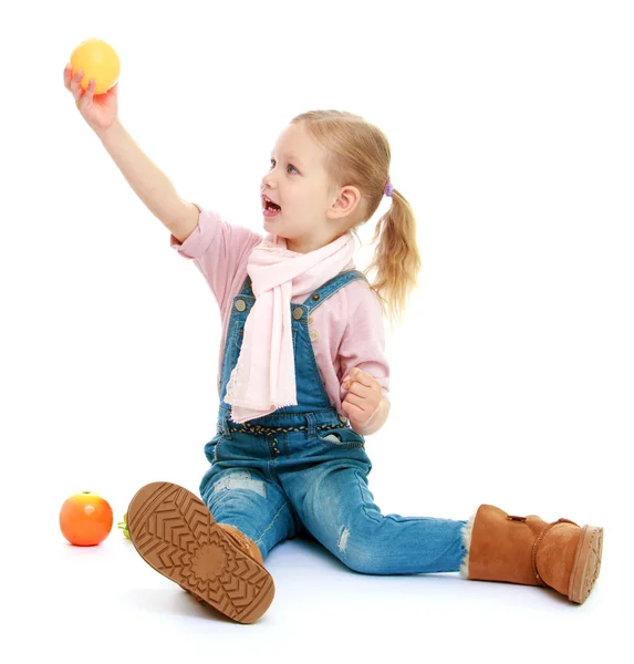 Menina segurando-a em braços comprimento maçã . — Fotografia de Stock