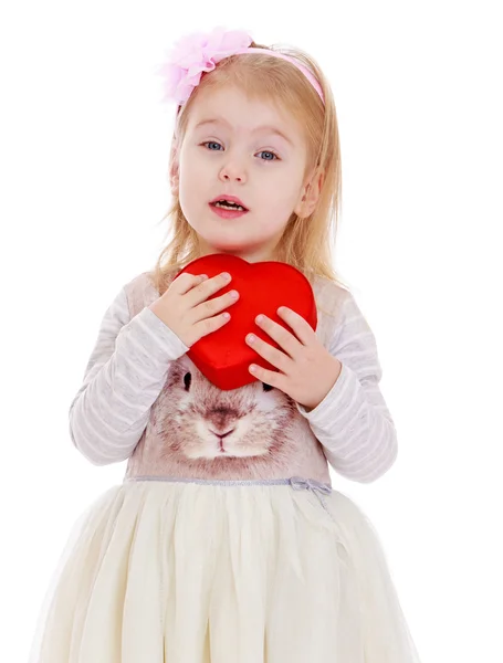 Entzückendes kleines Mädchen umarmte seine Brust Box in Form von hören — Stockfoto