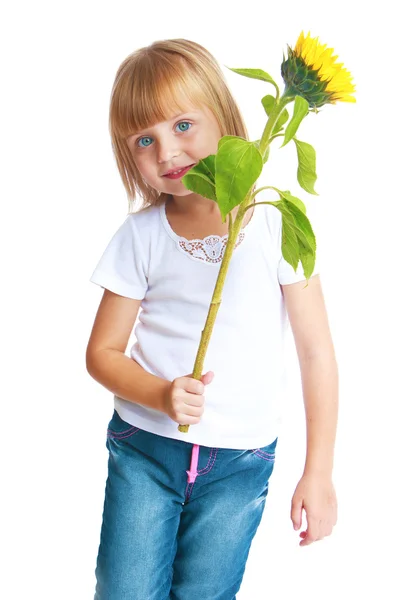 Schattig klein meisje houdt van een bloem zonnebloem. — Stockfoto