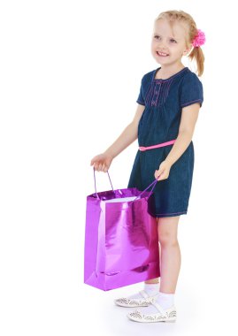 Elinde bir hediye çanta ile kız.