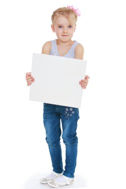 Küçük kız, olduğu karton bir kare parça kadar tutar