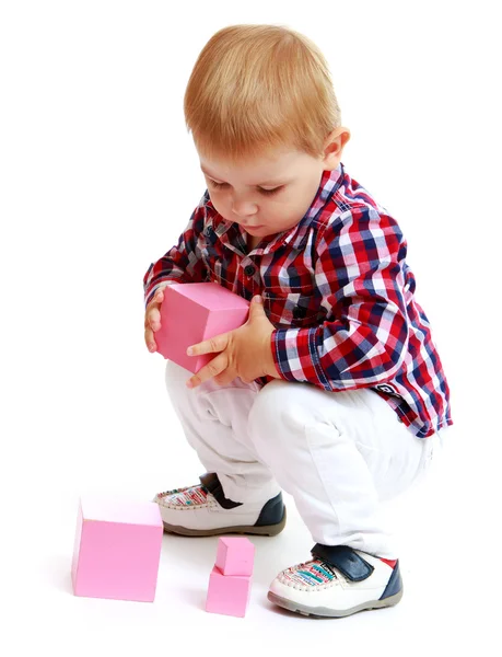 Kleiner Junge spielt mit Blöcken. — Stockfoto