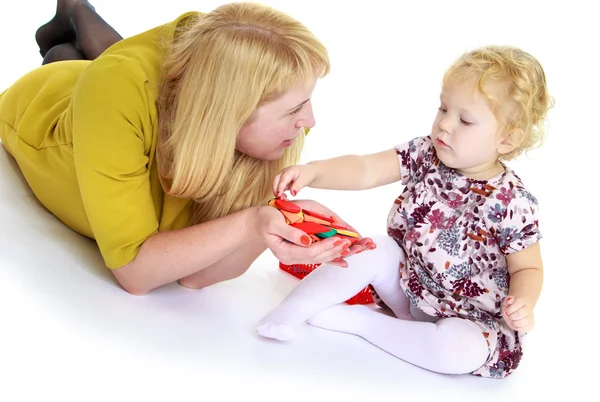 Mom plays with his little daughter. — Stock Photo, Image