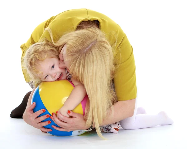 Mycket skonsam mamma ömt omfamnar sin älskade dotter. — Stockfoto