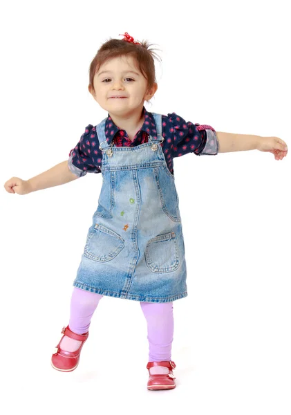 Mała dziewczynka zabawy skok. — Zdjęcie stockowe