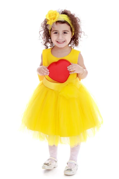 Meisje in gele jurk — Stockfoto