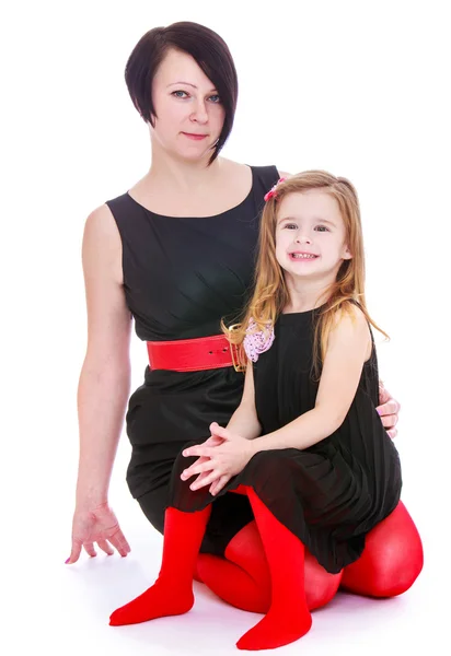 Matka i córka jasny czerwony pasuje czarny czarujący. — Zdjęcie stockowe
