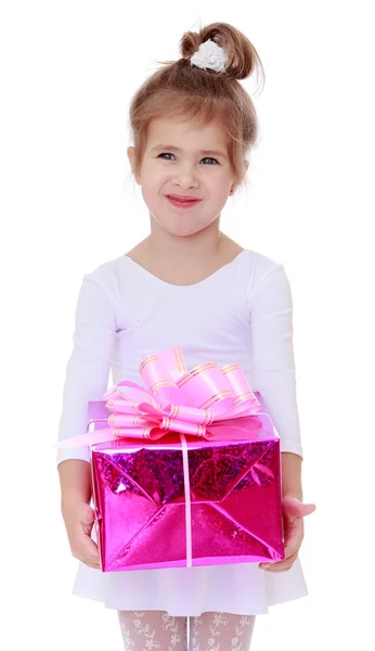 Smiling little girl with a gift in their hands. — Stock Photo, Image