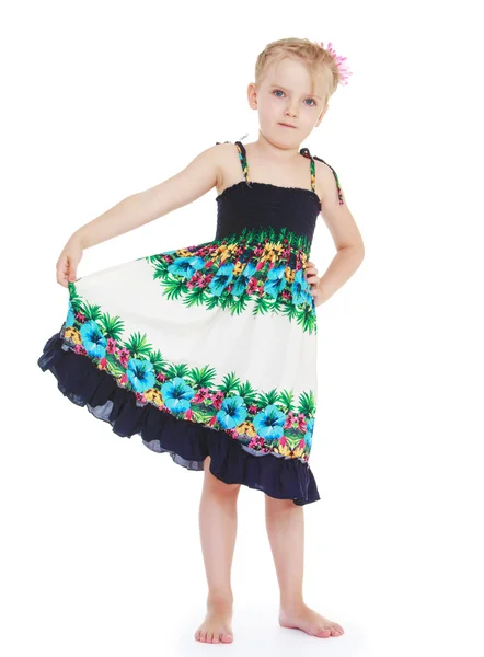 Αξιολάτρευτο μικρό κορίτσι σε ένα μακρύ φόρεμα. — Φωτογραφία Αρχείου