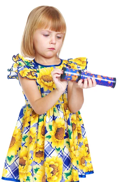 Niña con interés el telescopio . —  Fotos de Stock