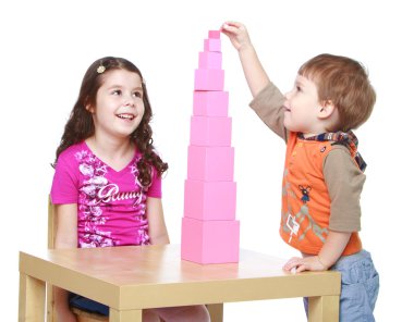 Kız ve erkek kardeşim toplar kinder Montessori kırmızı piramit