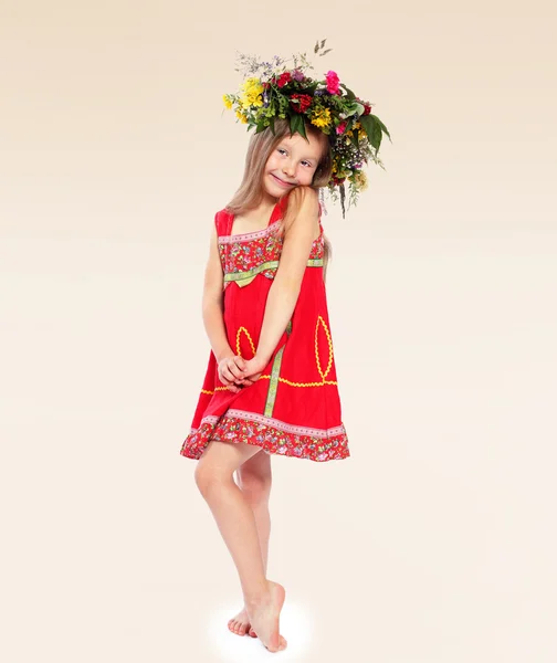 Adorável menina em vermelho vestido tradicional — Fotografia de Stock