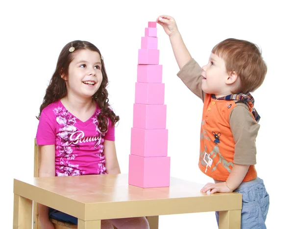 Frère et sœur collectionnent la Pyramide Rouge dans le jardin Montessori — Photo