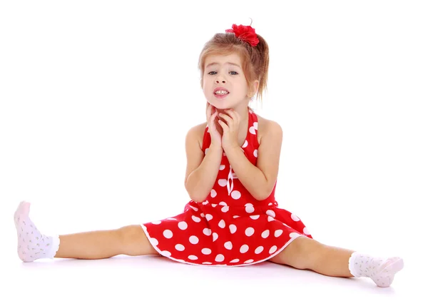 Schöne kleine Mädchen sitzen Beine breit gespreizt. — Stockfoto