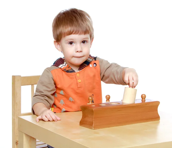 Pequeño niño juega para desarrollar — Foto de Stock