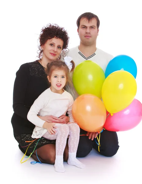 Счастливая молодая семья с шариками . — стоковое фото