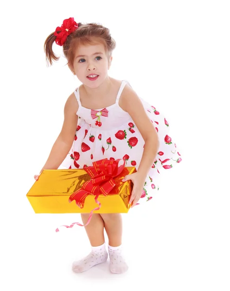 Beautiful little girl with a gift in their hands. — Stock Photo, Image