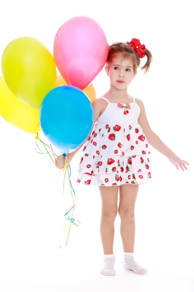 Menina bonita com contas em suas mãos . — Fotografia de Stock