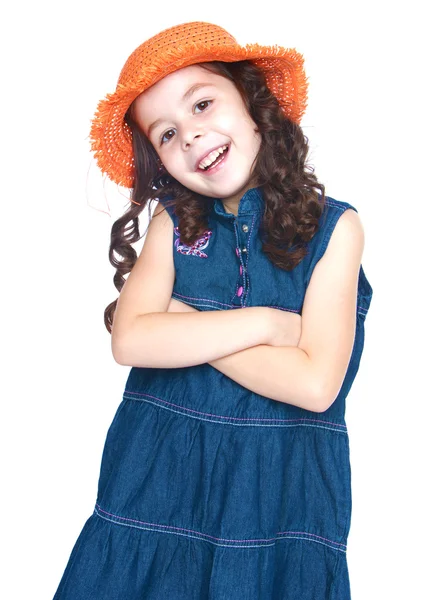 Bir portakal şapkalı güzel küçük kız. — Stok fotoğraf