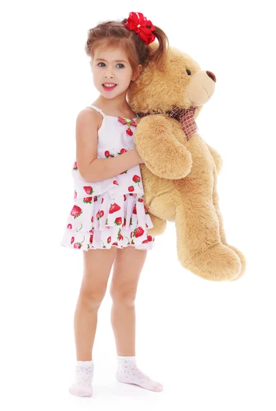Roztomilá malá holka teddy bear v ruce . — Stock fotografie