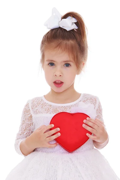 Petite fille délicate et charmante près de sa boîte en forme de cœur . — Photo