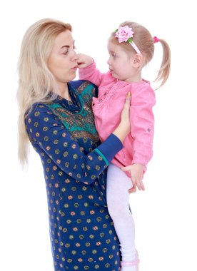 Annem onun sevgili kızı ellerinde tutan.