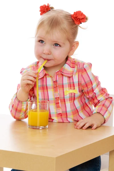 Schöne elegante Mädchen trinken Saft aus einem Glas. — Stockfoto